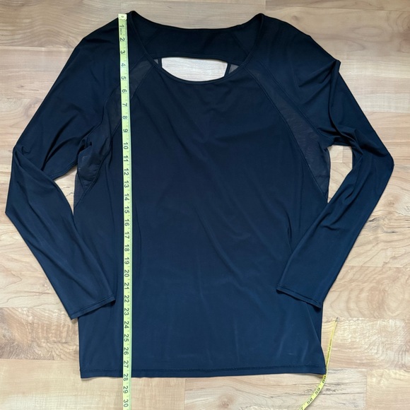 Long-Sleeved + Lightweight Black Mesh Tee: Lululemon - Picture 4 of 14